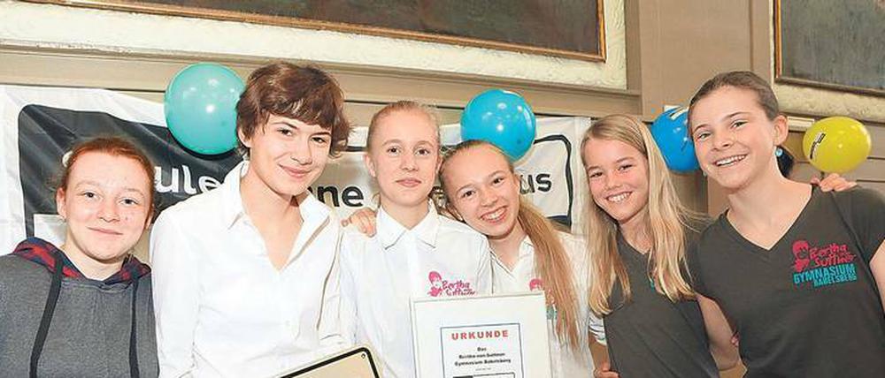 Die Schülerinnen Johanna, Chiara, Noella, Kira, Henriette und Lilly (v.l.n.r.) haben die Initiative am Bertha-von-Suttner-Gymnasium in Babelsberg ins Leben gerufen. 