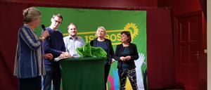 Im Potsdamer Friedenssaal stellten sich die Bewerber für das Spitzenduo der Basis, Ursula Nonnemacher, Alexandra Pichl, Clemens Rostock und Benjamin Raschke (v.r.n.l.).