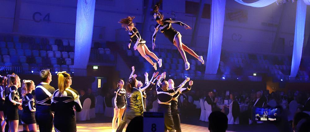 Unterhaltsamer Abend. Zahlreiche Showeinlagen sorgten in der MBS-Arena für Stimmung - wie hier von den Panthers-Cheerleadern.