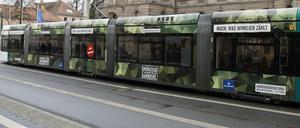 In der Kritik: Bundeswehr auf der Straßenbahn