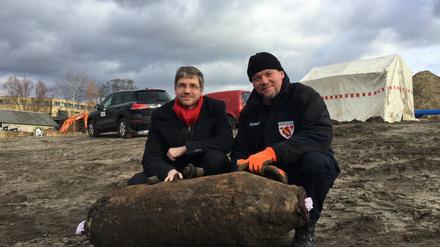 Mike Schwitzke vom Kampfmittelbeseitigungsdienst (KMBD, rechts) und Potsdams Oberbürgermeister Mike Schubert an der entschärften Fliegerbombe am 17. Januar 2019