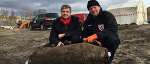 Mike Schwitzke vom Kampfmittelbeseitigungsdienst (KMBD, rechts) und Potsdams Oberbürgermeister Mike Schubert an der entschärften Fliegerbombe am 17. Januar 2019