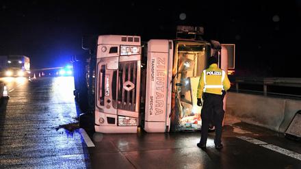 Nach einem Unfall mit einem Lastwagen, der auf der A9 in Richtung Leipzig zur Seite gekippt war, kommt es Freitagmorgen zu Beeinträchtigungen im Verkehr.