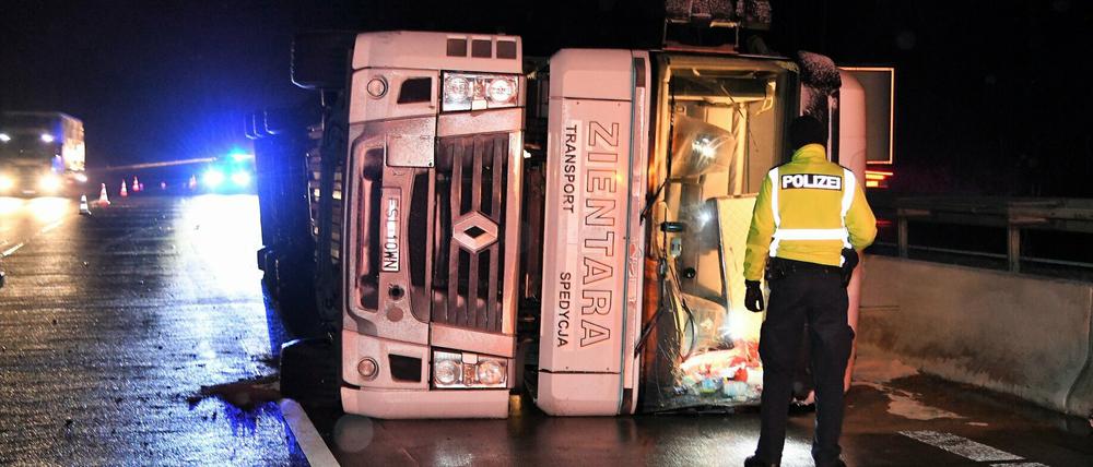 Nach einem Unfall mit einem Lastwagen, der auf der A9 in Richtung Leipzig zur Seite gekippt war, kommt es Freitagmorgen zu Beeinträchtigungen im Verkehr.