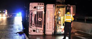 Nach einem Unfall mit einem Lastwagen, der auf der A9 in Richtung Leipzig zur Seite gekippt war, kommt es Freitagmorgen zu Beeinträchtigungen im Verkehr.