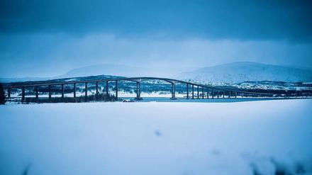 Schöne weiße Läuferwelt. Schnee und Berge prägen die Szenerie im norwegischen Tromsø, wo der Polar Night Halbmarathon stattfindet.