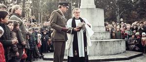 Beim Remembrance-Day kommen 1982 auf dem Stahnsdorfer Friedhof britische Militärvertreter und DDR-Bürger zusammen, obwohl die Begegnung verhindert werden sollte.