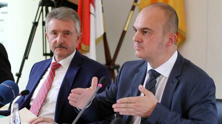 Brandenburgs Innenminister Karl-Heinz Schröter (SPD, l.) und Frank Nürnberger bei der Vorstellung des Verfassungsschutzberichtes 2017.