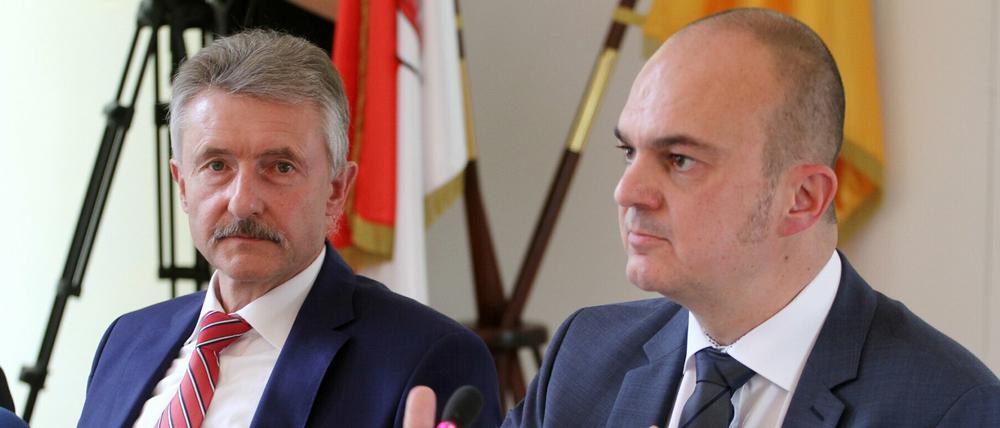 Brandenburgs Innenminister Karl-Heinz Schröter (SPD, l.) und Frank Nürnberger bei der Vorstellung des Verfassungsschutzberichtes 2017.