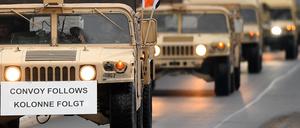 US-Militärfahrzeuge in der Nähe von Brück (Potsdam-Mittelmark) auf der Straße eines Truppenübungsplatzes.