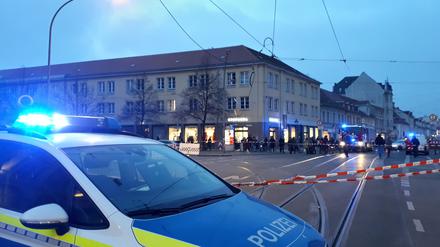 Oberleitungsschaden: An der Kreuzung Friedrich-Ebert-Straße/ Charlottenstraße in Potsdam ist die Oberleitung gerissen.