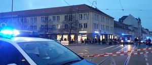 Oberleitungsschaden: An der Kreuzung Friedrich-Ebert-Straße/ Charlottenstraße in Potsdam ist die Oberleitung gerissen.