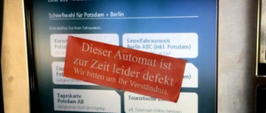Diese Aufkleber kursieren derzeit in Potsdam. Doch die Automaten funktionieren trotzdem.