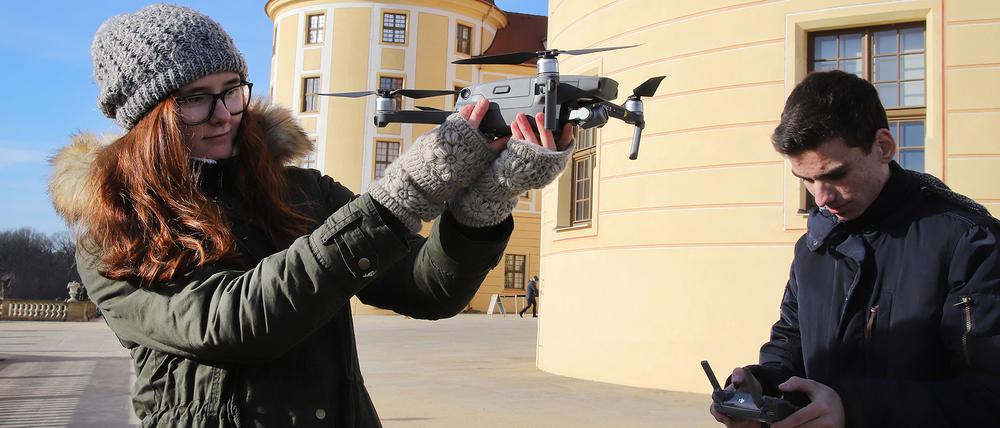 Gina-Sophie Rusch und David Katz im Filmeinsatz auf der Moritzburg. 