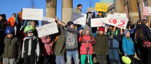 Mehr als 300 Potsdamer Schüler demonstrieren unter dem Motto "Fridays for Future" für besseren Klimaschutz am Landtag in Potsdam.