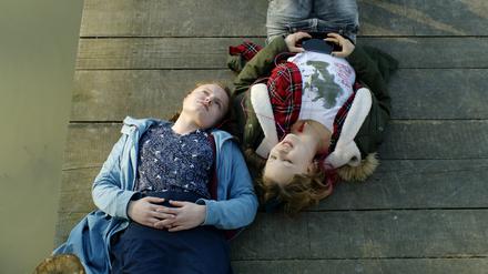 Die Schwestern Maria (Maria Dragus) und Hannah (Anna Bachmann) (v.l.) müssen zusammenhalten.