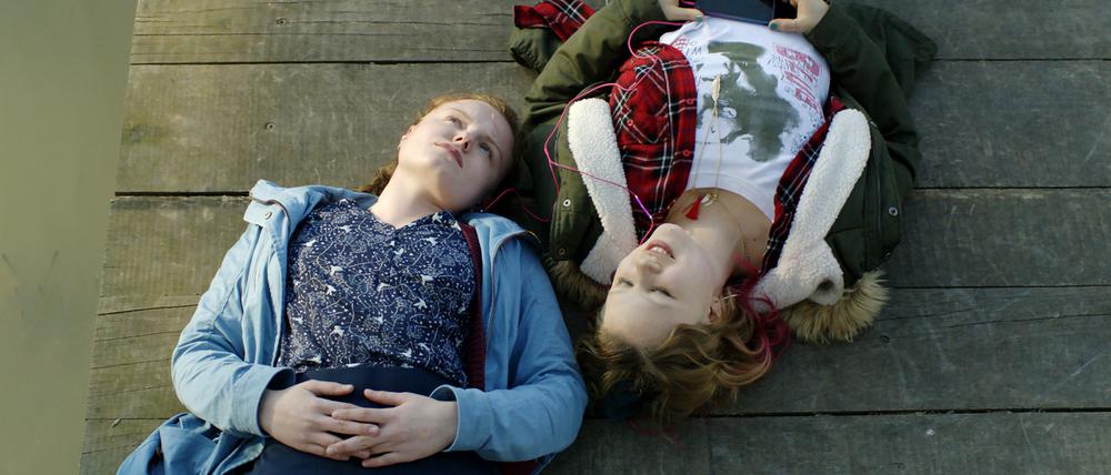 Die Schwestern Maria (Maria Dragus) und Hannah (Anna Bachmann) (v.l.) müssen zusammenhalten.