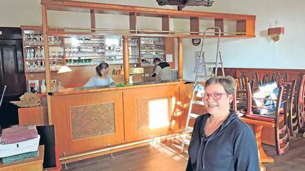 Rustikal. Manuela Krause und Team bei letzten Arbeiten im Restaurant.