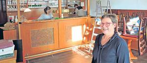 Rustikal. Manuela Krause und Team bei letzten Arbeiten im Restaurant.
