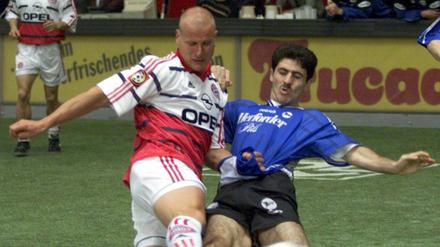 Das ist lang her. Vor 20 Jahren spielten noch Fußballprofis wie Carsten Jancker (l.) vom FC Bayern München oder Karim Bagheri von Arminia Bielefeld im Rahmen des DFB-Hallenpokal-Finales in der Dortmunder Westfalenhalle. Heute spielt kaum ein Profiteam mehr unter dem Dach.