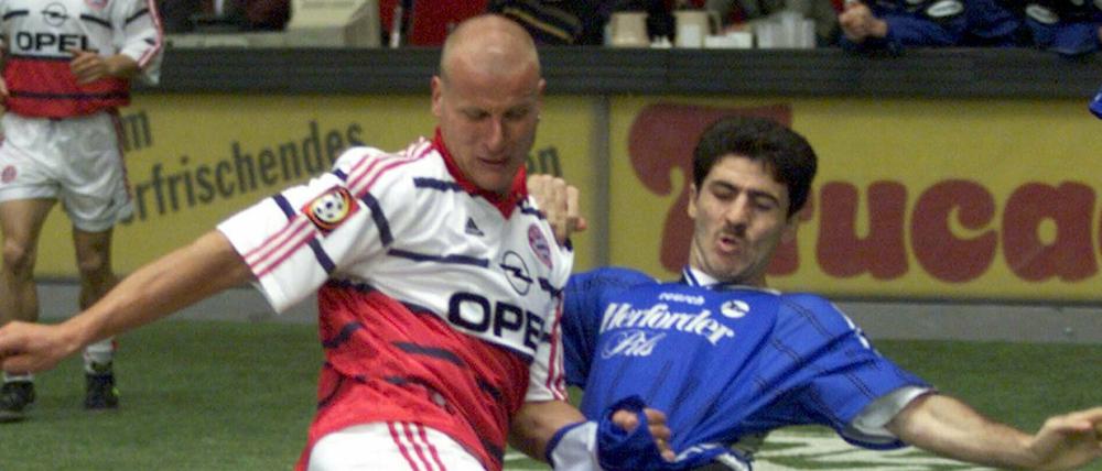 Das ist lang her. Vor 20 Jahren spielten noch Fußballprofis wie Carsten Jancker (l.) vom FC Bayern München oder Karim Bagheri von Arminia Bielefeld im Rahmen des DFB-Hallenpokal-Finales in der Dortmunder Westfalenhalle. Heute spielt kaum ein Profiteam mehr unter dem Dach.