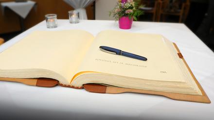 Willy Brandt war der erste, der sich in das Goldene Buch der Stadt Potsdam eintragen durfte.