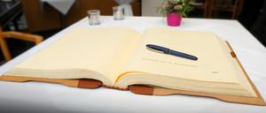 Willy Brandt war der erste, der sich in das Goldene Buch der Stadt Potsdam eintragen durfte.
