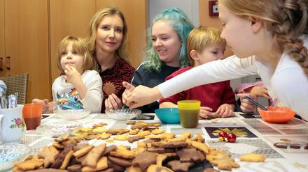 Tolle Mannschaft. Jette Joop (l.) mit Kindern des DRK-Kinderheims Am Stern 2017 beim Plätzchenbacken.
