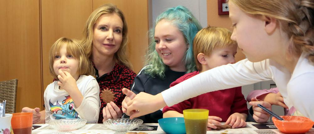 Tolle Mannschaft. Jette Joop (l.) mit Kindern des DRK-Kinderheims Am Stern 2017 beim Plätzchenbacken.