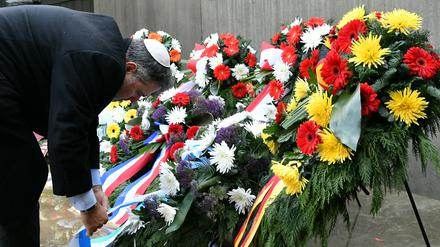 Ein Vertreter der Botschaft Israels richtet an der Station Z des ehemaligen Konzentrationslagers Sachsenhausen eine Kranzschleife.