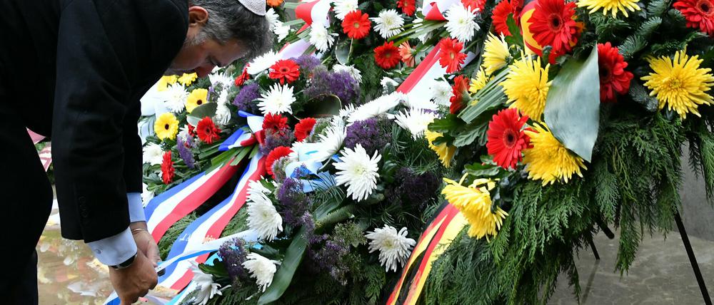 Ein Vertreter der Botschaft Israels richtet an der Station Z des ehemaligen Konzentrationslagers Sachsenhausen eine Kranzschleife.
