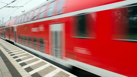 Mehrere Tausend Menschen, die sich in den nächsten zehn Jahren in der Region ansiedeln werden, werden kaum noch in die geplanten Züge passen.