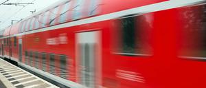 Mehrere Tausend Menschen, die sich in den nächsten zehn Jahren in der Region ansiedeln werden, werden kaum noch in die geplanten Züge passen.