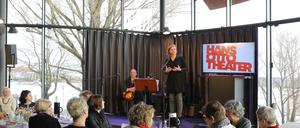 Bei gedecktem Tisch und Jazzmusik konnten Potsdamerinnen und Potsdamer ihre eigenen Geschichten ans Theater bringen.