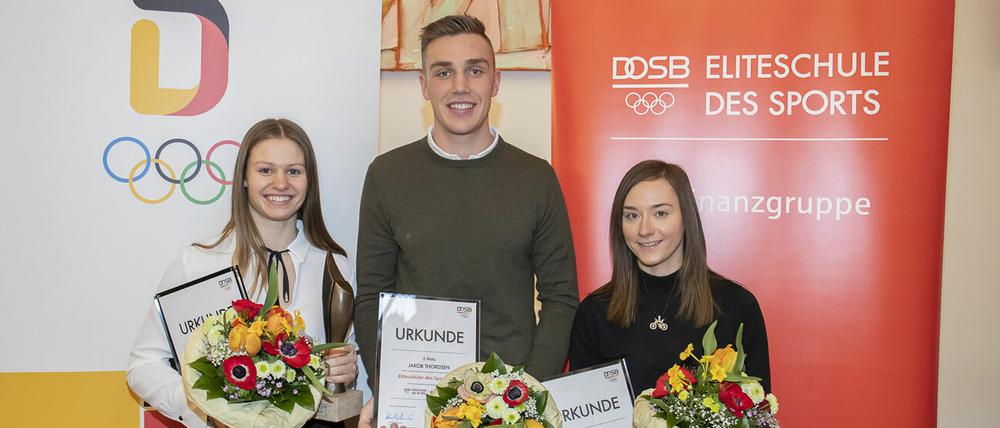 Geehrt. Leni Freyja Wildgrube landete bei der Sportschüler-Auszeichnung vor Jakob Thordsen und Lara Lessmann (v.l.). 