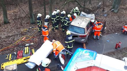 Eine Person wurde beim Unfall im Auto eingeklemmt.