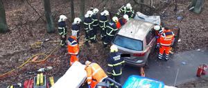 Eine Person wurde beim Unfall im Auto eingeklemmt.