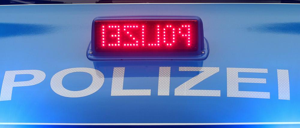 Gegen einen Baum geprallt. Zwei Polizisten sind am Dienstag bei einem Verkehrsunfall in Potsdam schwer verletzt worden.