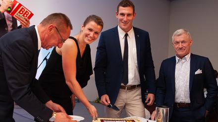 Vorolympisches Jahr. Bei der Potsdamer Kanuparty stimmten sich DKV-Präsident Thomas Konietzko, die Olympiasieger Franziska John und Sebastian Brendel sowie Bäckermeister Frank Fahland (v.l), der ein KCP-Förderer ist, auf die WM 2019 in Szeged ein.