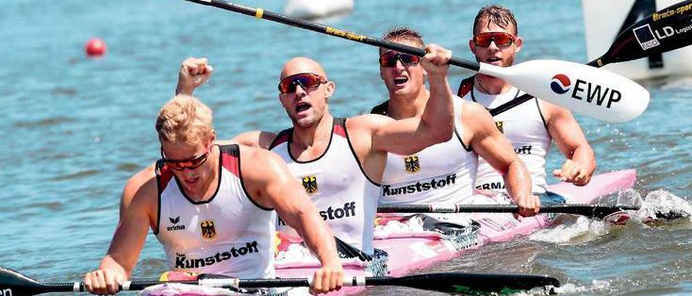 Betreutes Paddeln. Auf seine alten Sportlertage macht Ronald Rauhe (2.v.l.) noch die Erfahrung im Großboot – voller Erfolg.