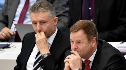 Es knirscht in der Koalition: Karl-Heinz Schröter (SPD, l.) will den Verfassungsschutz aufstocken. Die Linke - hier mit Finanzminister Christian Görke - hält nichts von dessen Alleingang.