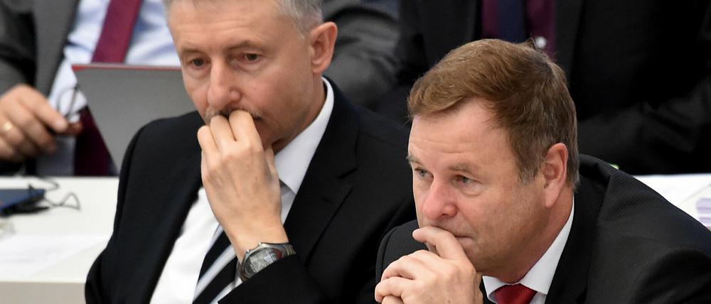 Es knirscht in der Koalition: Karl-Heinz Schröter (SPD, l.) will den Verfassungsschutz aufstocken. Die Linke - hier mit Finanzminister Christian Görke - hält nichts von dessen Alleingang.