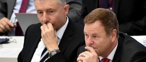 Es knirscht in der Koalition: Karl-Heinz Schröter (SPD, l.) will den Verfassungsschutz aufstocken. Die Linke - hier mit Finanzminister Christian Görke - hält nichts von dessen Alleingang.