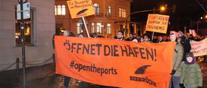 Demo der Initiative „Seebrücke Potsdam“ in der Potsdamer Innenstadt vom Rathaus zum Landtag am Alten Markt.