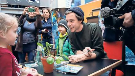 Tobias Krell bei der Autogrammstunde.