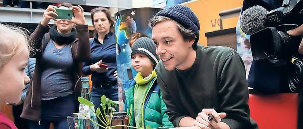 Tobias Krell bei der Autogrammstunde.