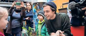 Tobias Krell bei der Autogrammstunde.