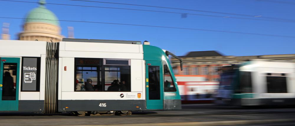 Die Gewerkschaft Verdi fordert mehr Lohn für die Beschäftigten im Brandenburger Nahverkehr.