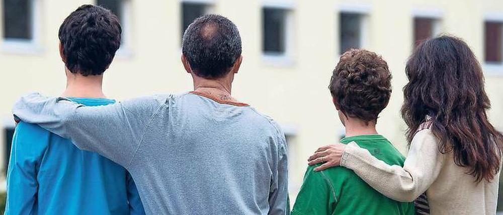 Gut integriert? Eine syrische Familie vor einer Flüchtlingsunterkunft in Eisenhüttenstadt (Oder-Spree).