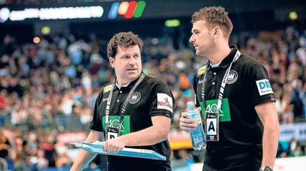Der Taktikflüsterer. Alexander Haase (l.) ist an der Seite von Bundestrainer Christian Prokop der Navigator für das deutsche Spiel.